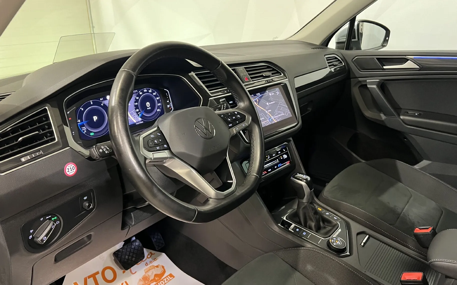 Notranja slika - VW Tiguan - 2.0 TDI-4X4-AUT-IQ-VIRTUAL-ACC-HEAD UP-LED-KAMERA. - 10