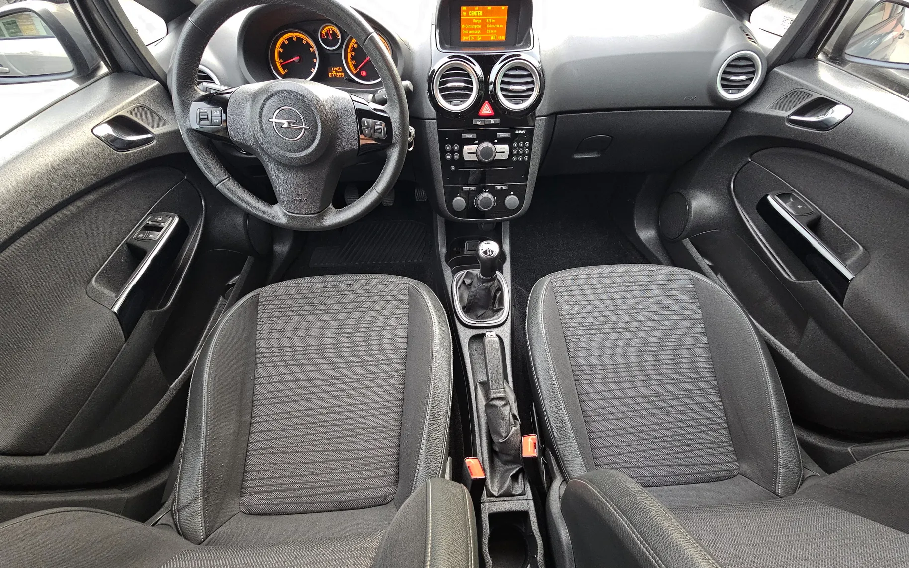 Notranja slika - Opel Corsa - Active 1,4 16V - 9