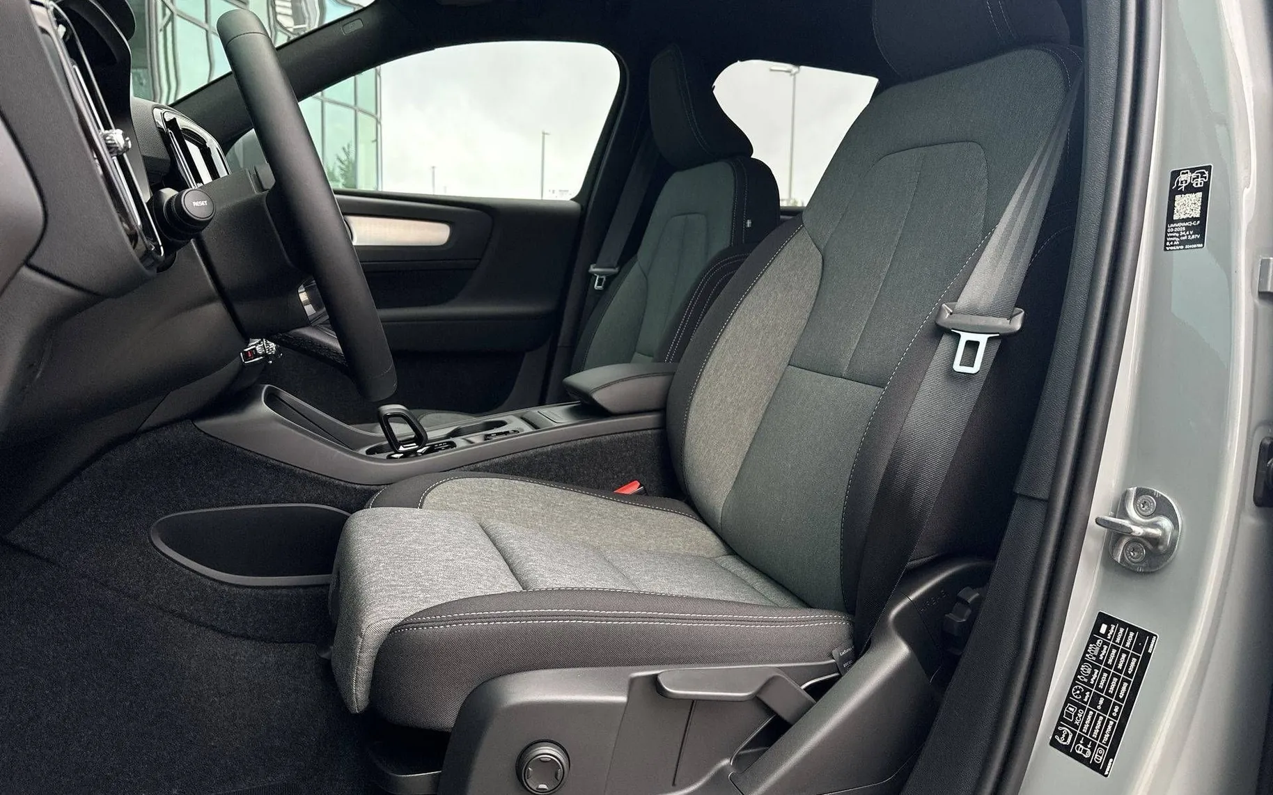 Notranja slika - Volvo XC40 - B3 P Core AT DCT 3 leta garancije + 3 servisi... - 10