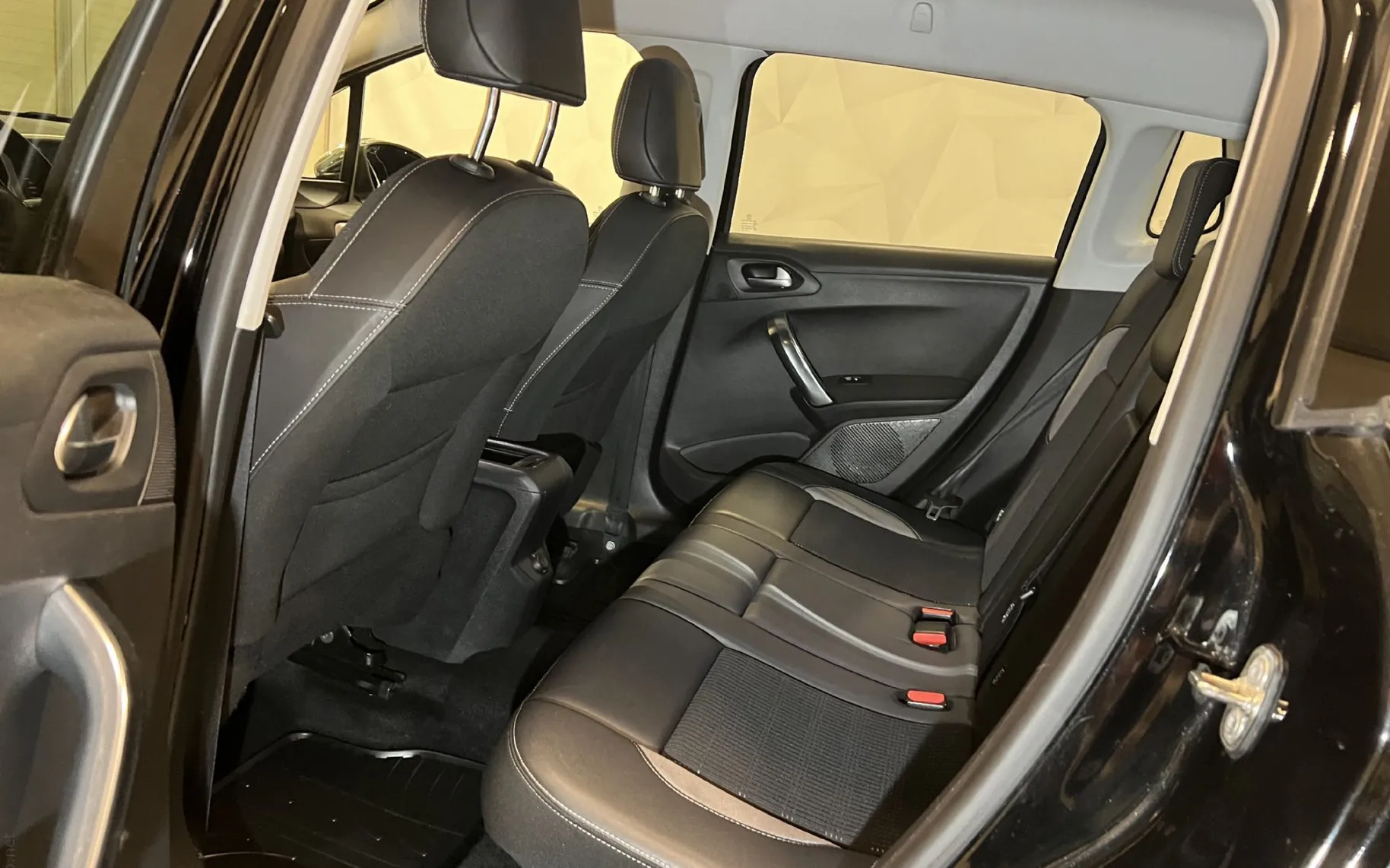 Notranja slika - Peugeot 2008 - 1.2 -LED-NAVI-TEMPOMAT-CROME-ALU-PDC-ODLIČEN... - 11