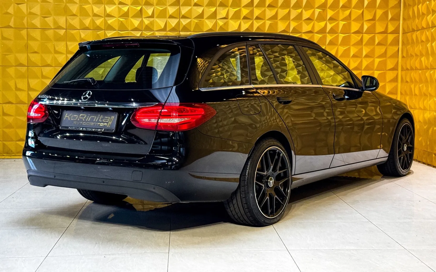 Notranja slika - Mercedes-Benz C-Razred - C200d AUT. GRETJE-BURMESTER-NAVI-F1-VLECNA KLJUKA. - 11
