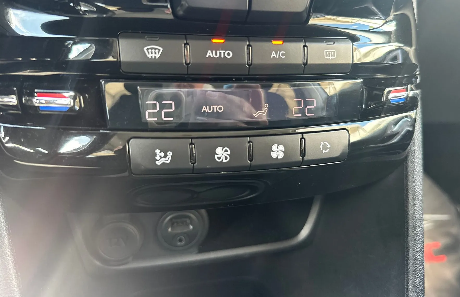 Zunanja slika - Peugeot 2008 - 1.2 Style - SLO - GL. SERVIS - LED - TEMPOMAT - 13