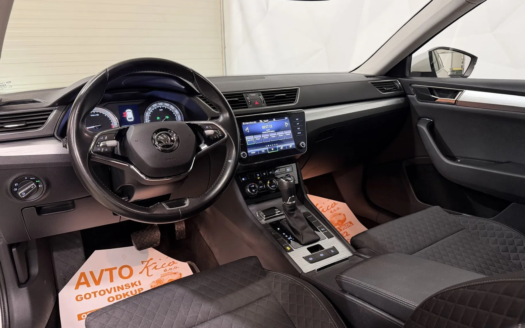 Notranja slika - Škoda Superb - 2.0 TDI-DSG-SPORT LINE-FULL LED-NAVI-KAMERA-TEMPO - 10
