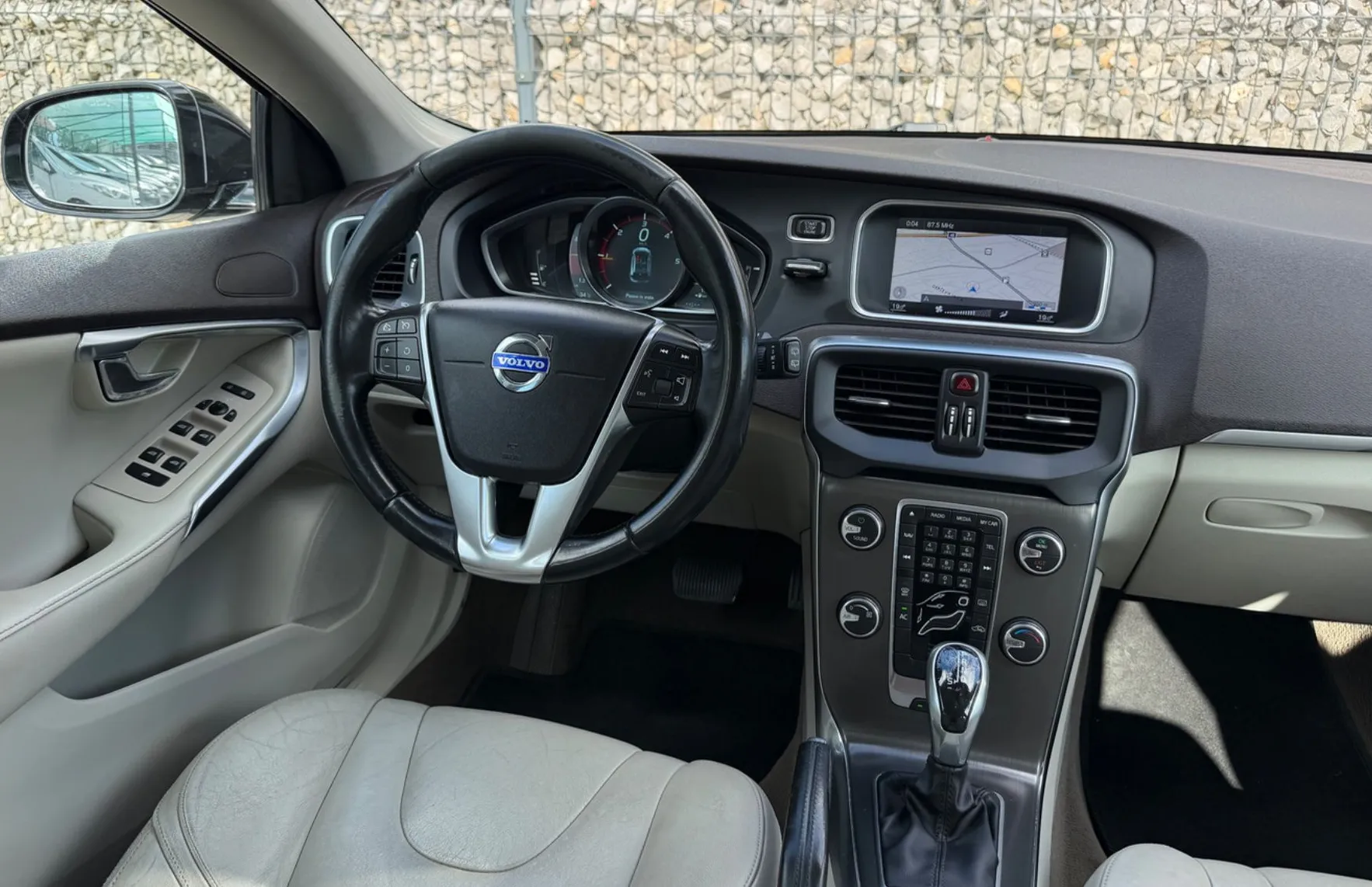 Zunanja slika - Volvo V40 - D2 Momentum AVT. |NAVI|PDC|USNJE| - 13