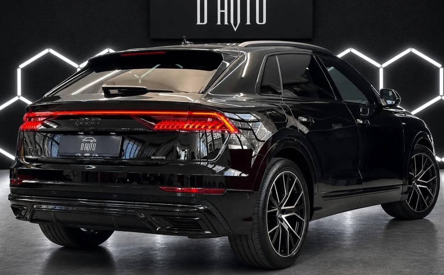 Notranja slika - Audi Q8 - quattro 50 TDI S LINE|ZRACNO|3D KAMERA|KLJUKA| - 7