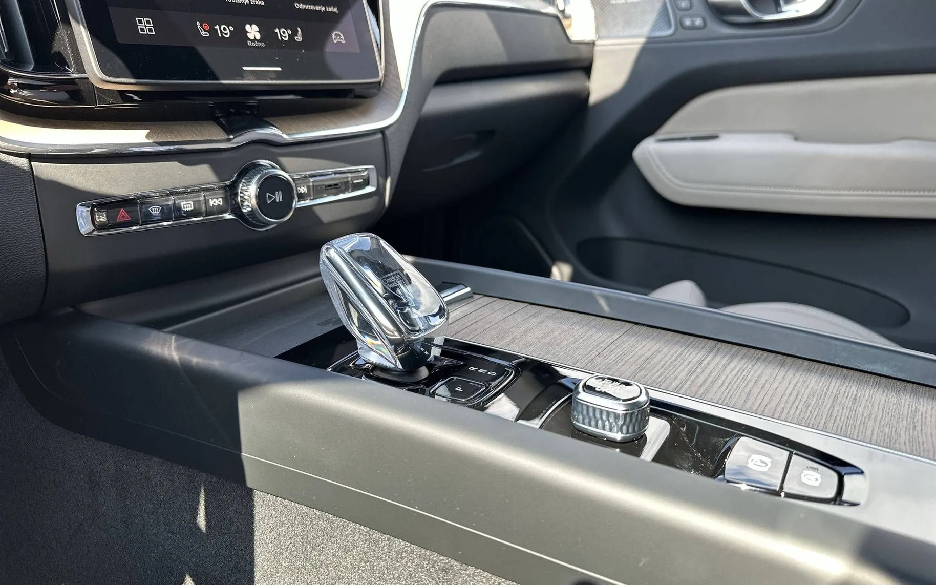 Notranja slika - Volvo XC60 - B5 P AWD Plus Dark Avt - 19