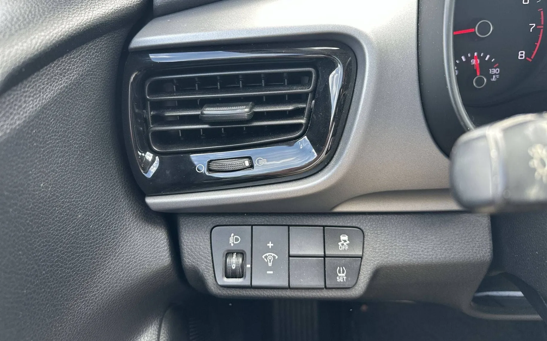 Notranja slika - KIA Stonic - 1.25 MPI EX Edition ISG - 14