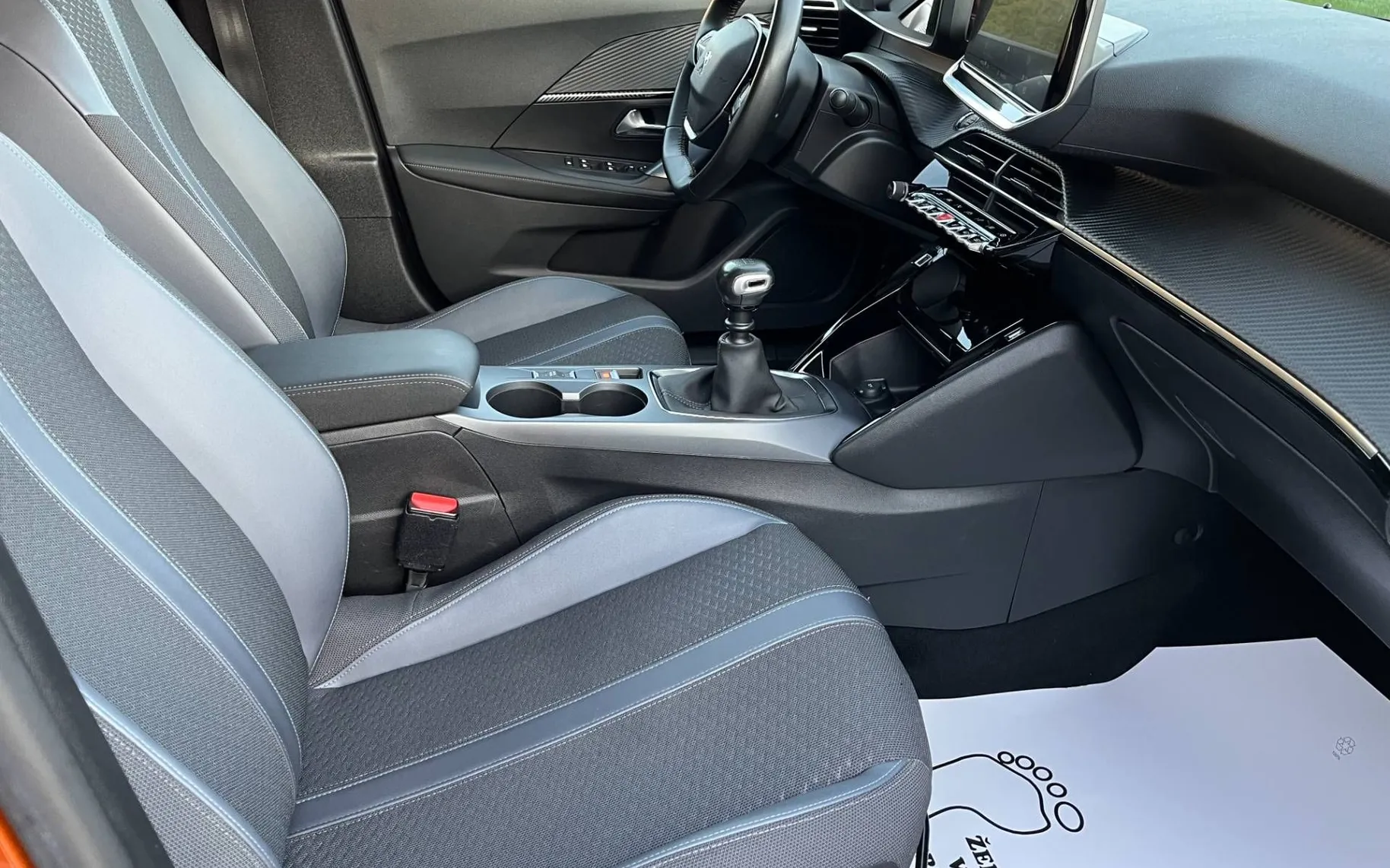 Notranja slika - Peugeot 2008 - 1.2 PURETECH 130 ALLURE-1 LASTNICA-ALU-NAVI-KAM... - 10