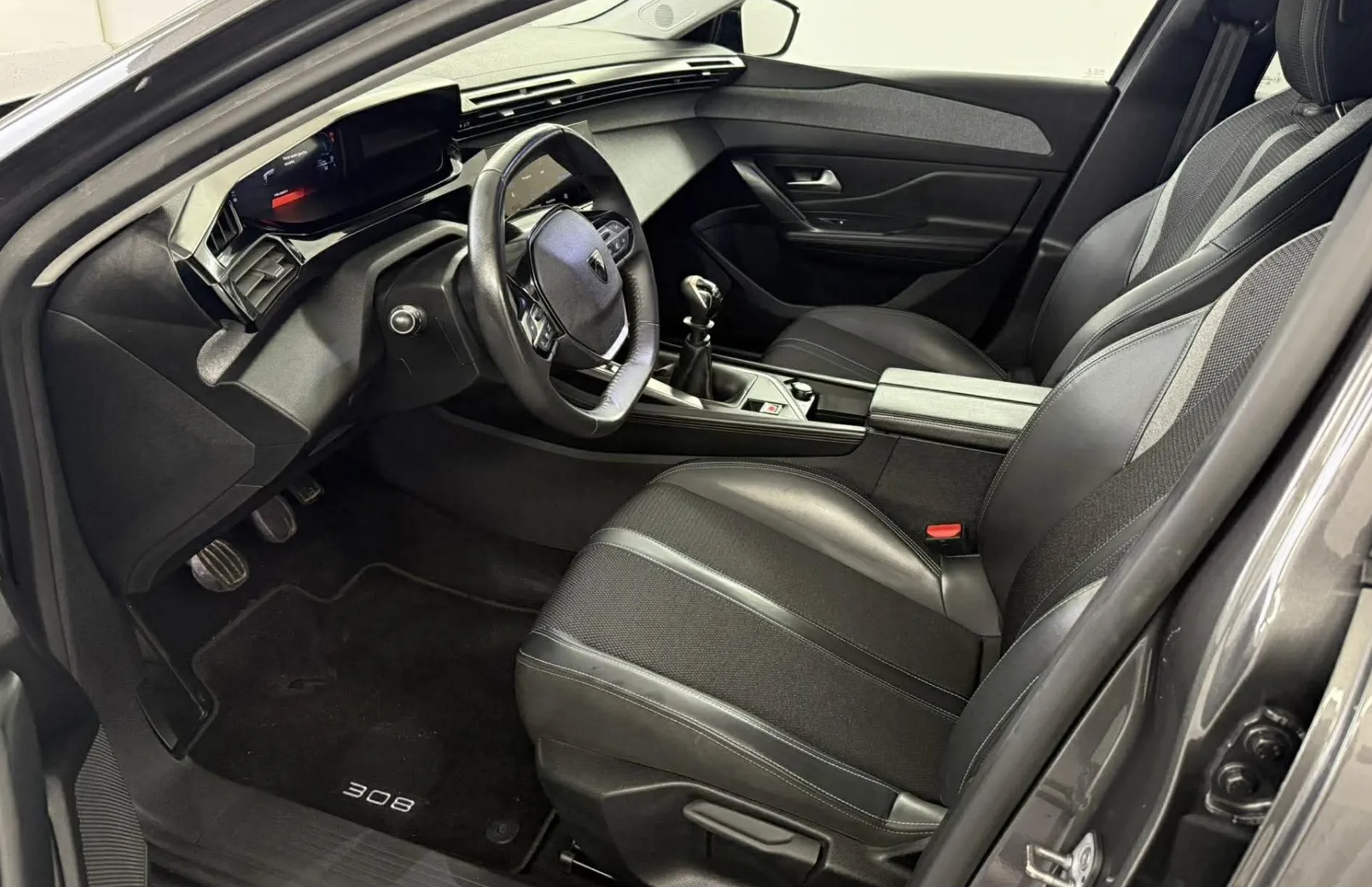 Notranja slika - Peugeot 308 - 1.2 PURETECH 130 ALLURE.LED.NAVI.USNJE.ALU.ACC - 7