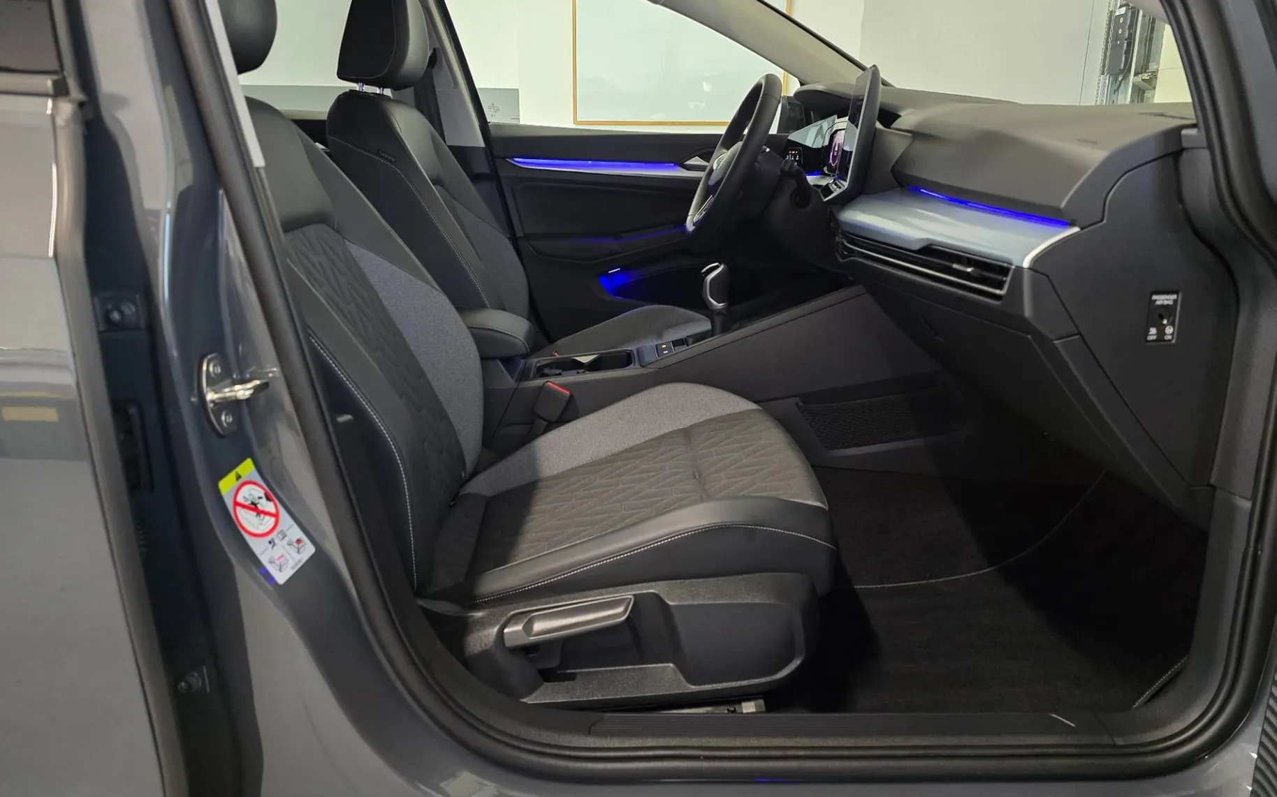 Notranja slika - Volkswagen Golf - 1.5 TSI BMT Life GOAL - LED Plus.navi.kamera.asist - 12