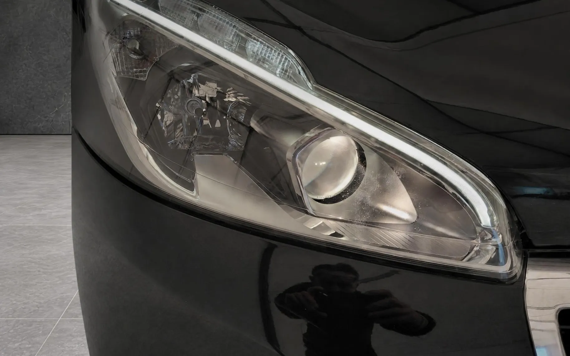 Notranja slika - Peugeot 208 - 1.2 PureTech-PRVA LASTNICA-ODLIČEN - 9