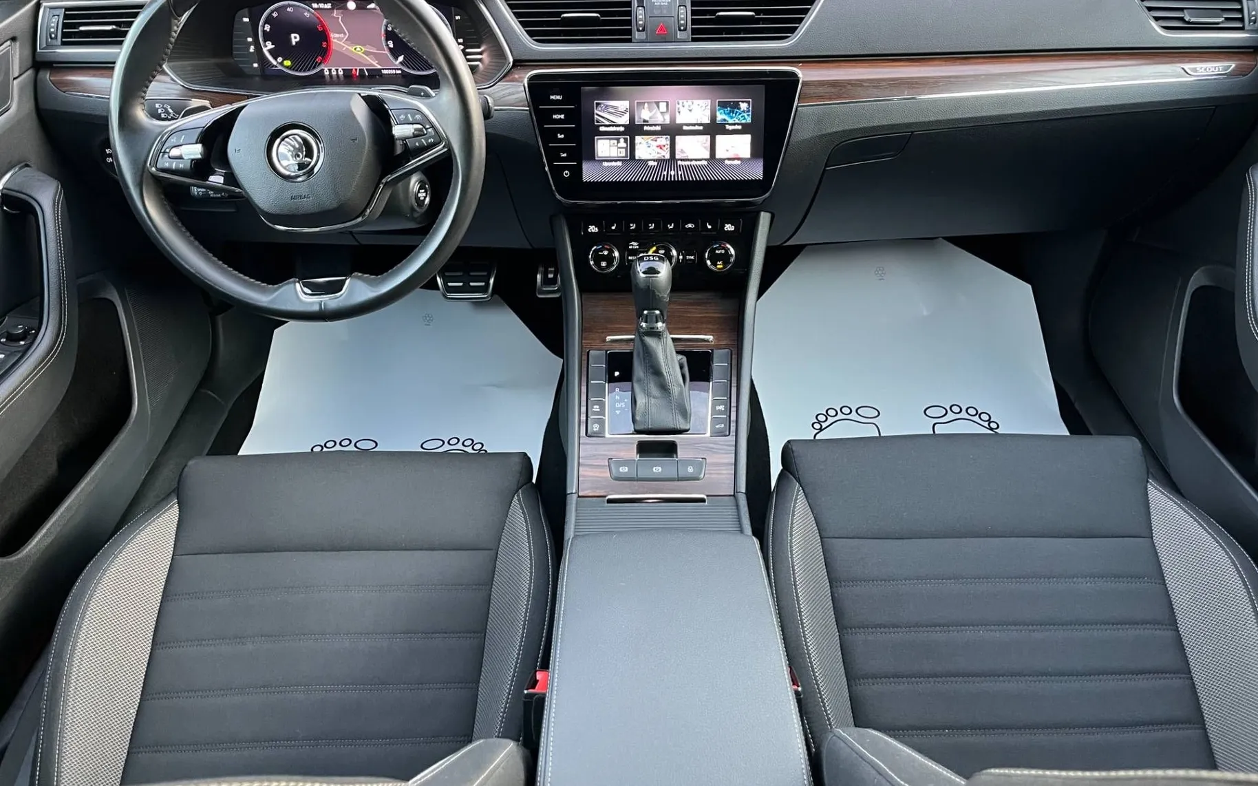 Notranja slika - Škoda Superb - Combi 2.0 TDI Scout DSG-1 LASTNIK-ALU-KAM-LED-VI - 10