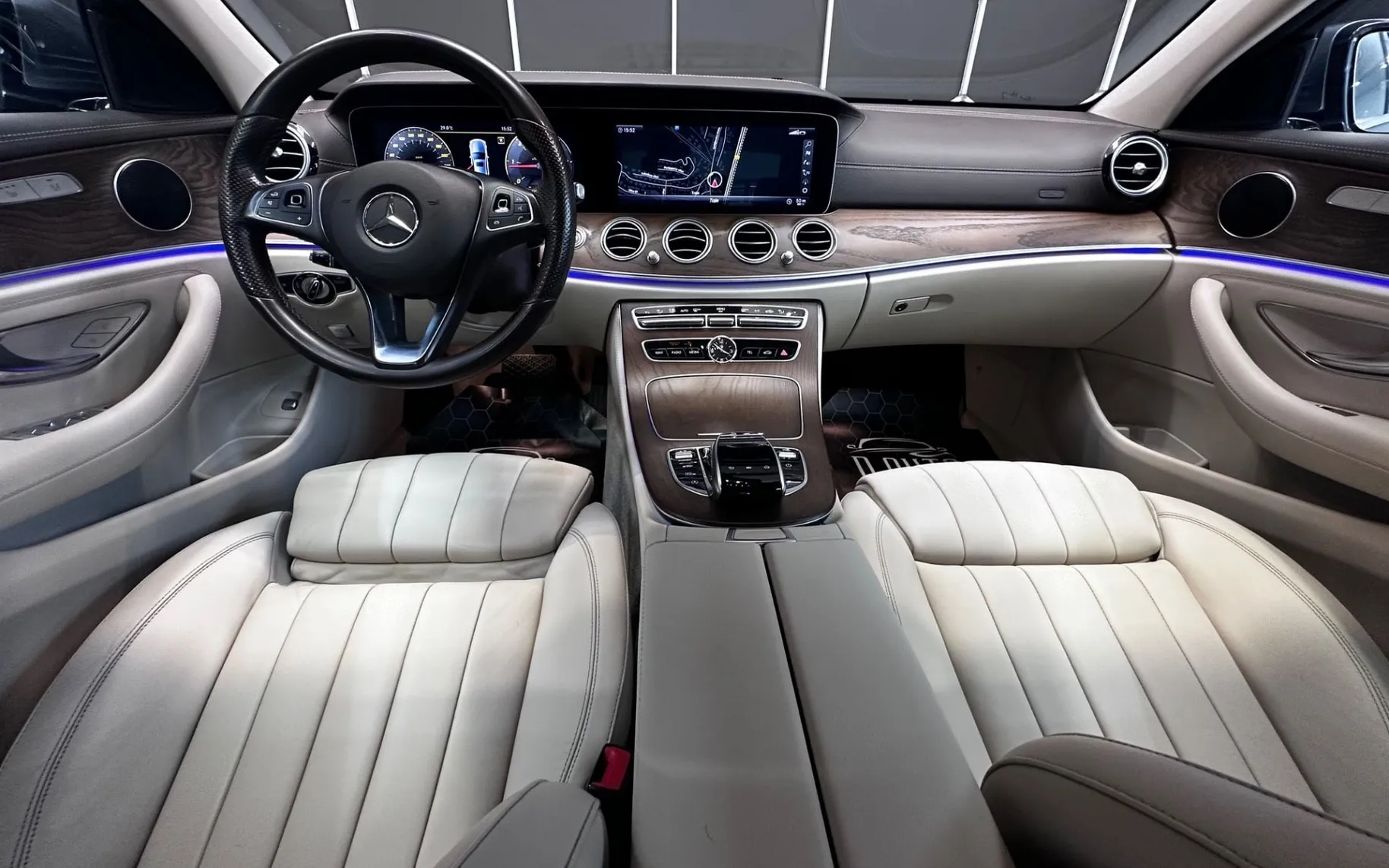 Notranja slika - Mercedes-Benz E-Razred - E 220 d 4MATIC AMG+MULTIBEAM+VIRTUAL+360KAMERA+1 - 9