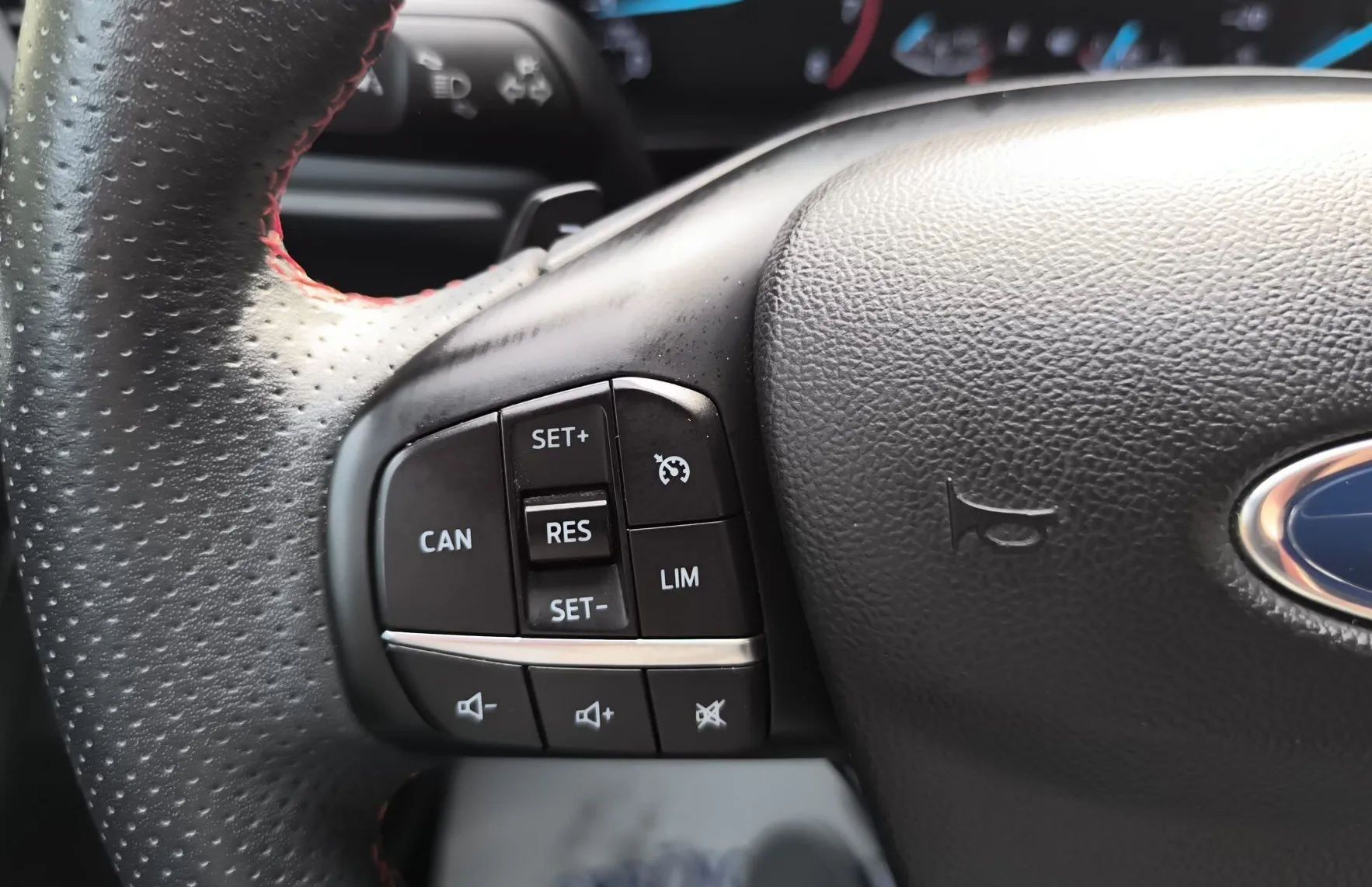 Zunanja slika - Ford Focus - Karavan 1.0 EcoBoost ST-Line Avt.-SLO- samo 79TKM - 16
