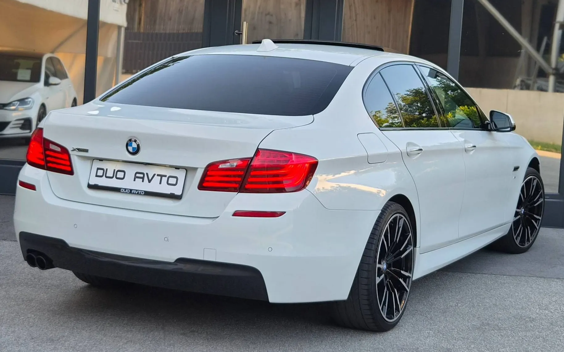 Notranja slika - BMW serija 5: - 520D-XDRIVE-ŠIBEDAH-KAMERA-HEAD UP-USNJE-ACC-SLO - 11