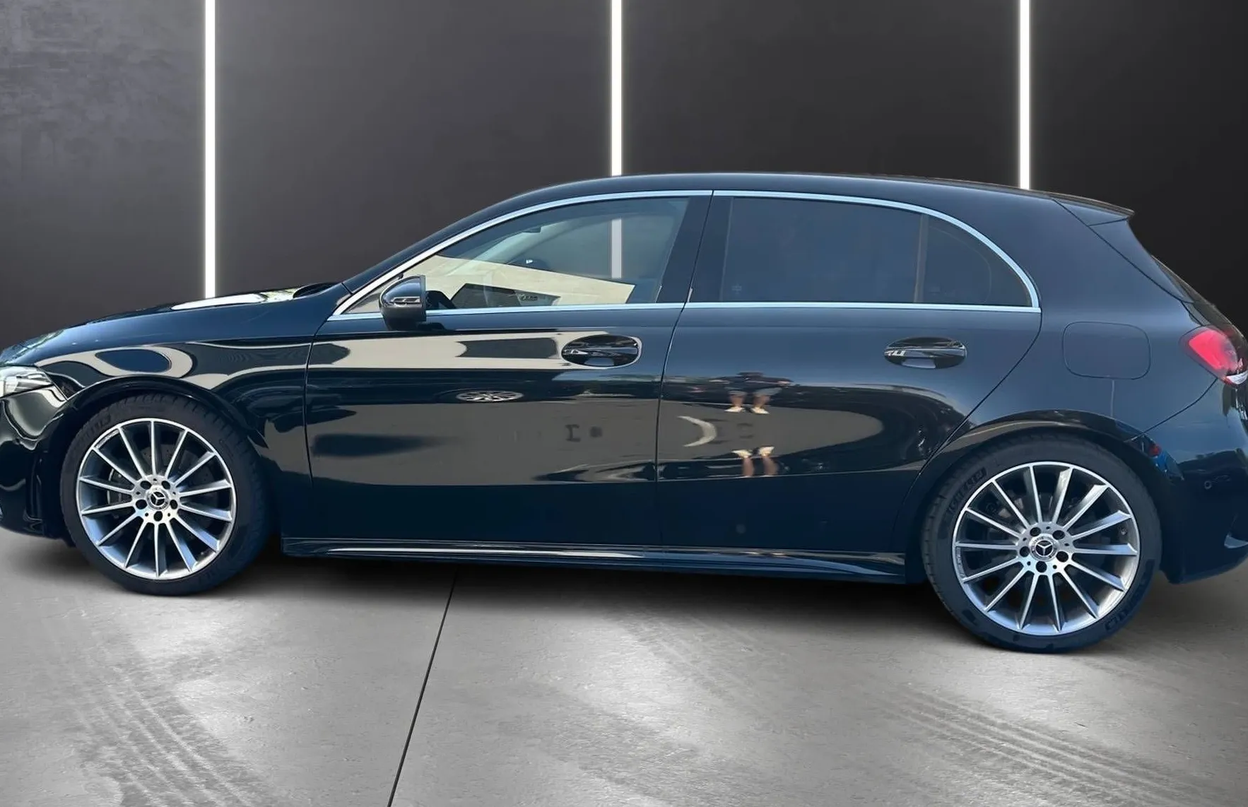 Zunanja slika - Mercedes-Benz A-Razred - A220 4MATIC AMG LINE FUL LED NAVI ACC KAMERA USNJE - 4