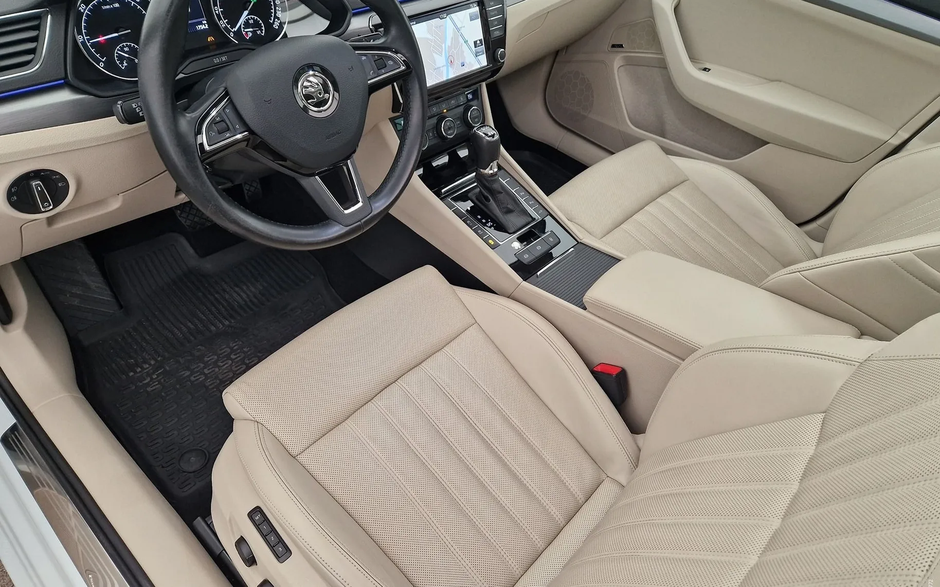 Zunanja slika - Škoda Superb - 4x4-2.0 TDI-DSG-PANORAMA-360KAM.-USNJE-ACC-F1-18 - 5