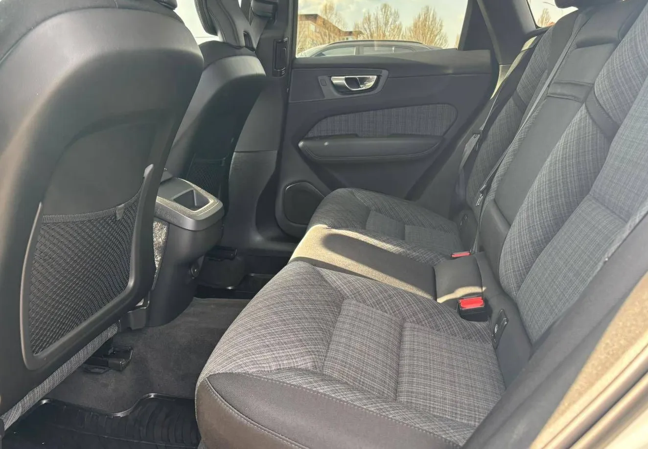 Zunanja slika - Volvo XC60 - B4P Momentum PRO AT FWD KAMERA-GRETJE.SED.-DAB+ - 9