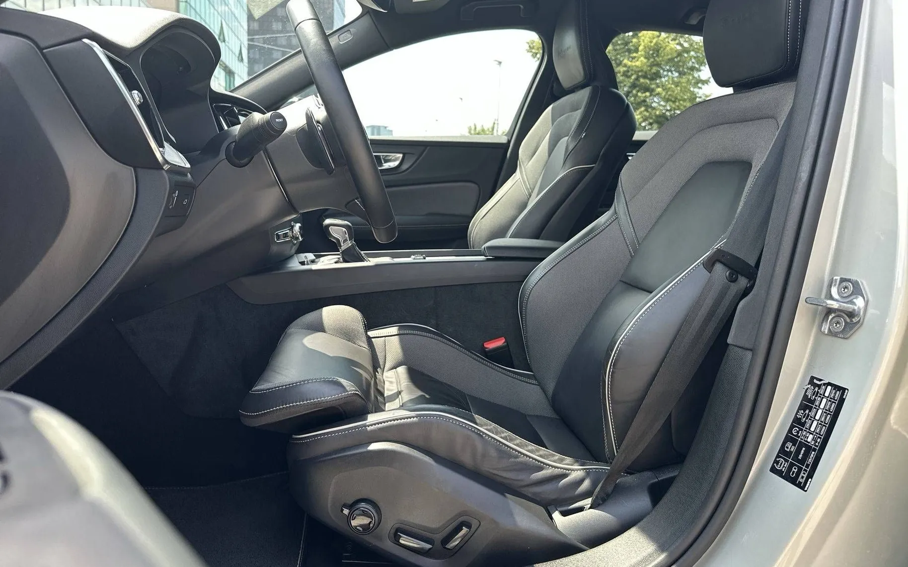 Notranja slika - Volvo S60 - T4 R-Design Avt. - 10