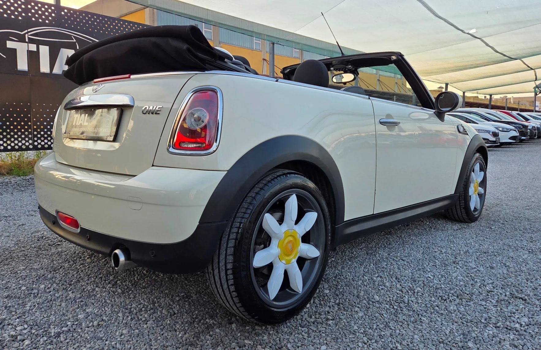 Zunanja slika - MINI Cabrio - One KLIMA-ALU17-BI XENON-USNJE-SERVISNA - 7
