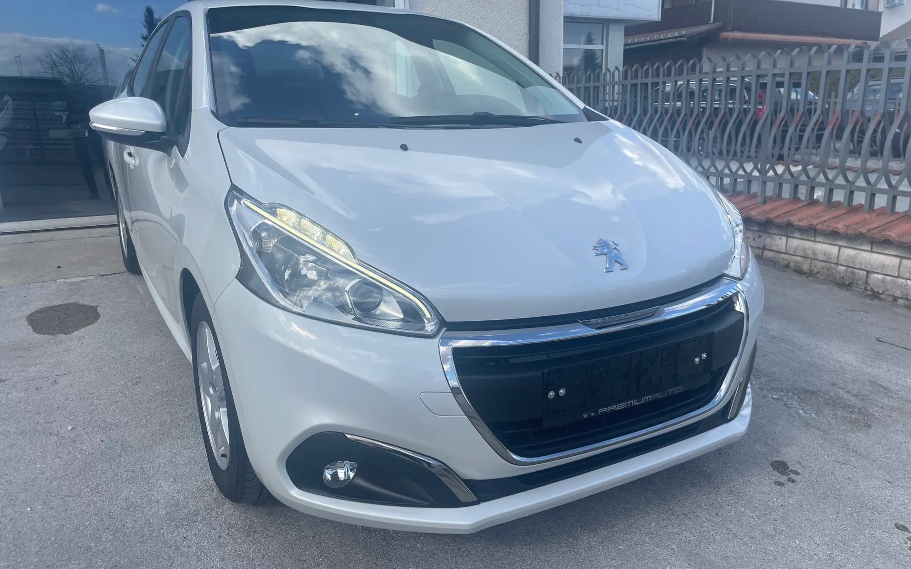 Zunanja slika - Peugeot 208 - 1.2 PureTech 82 ALLURE biserno bele barve - 4