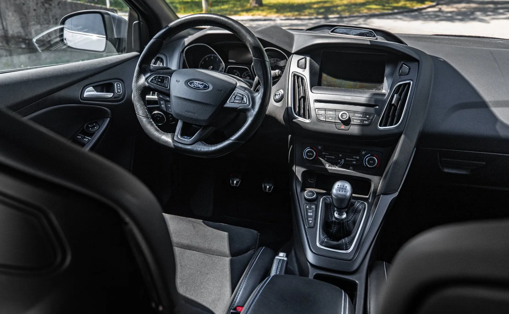 Zunanja slika - Ford Focus - RS - Recaro - SONY - Keyless - Šibedah - Xenon - 19