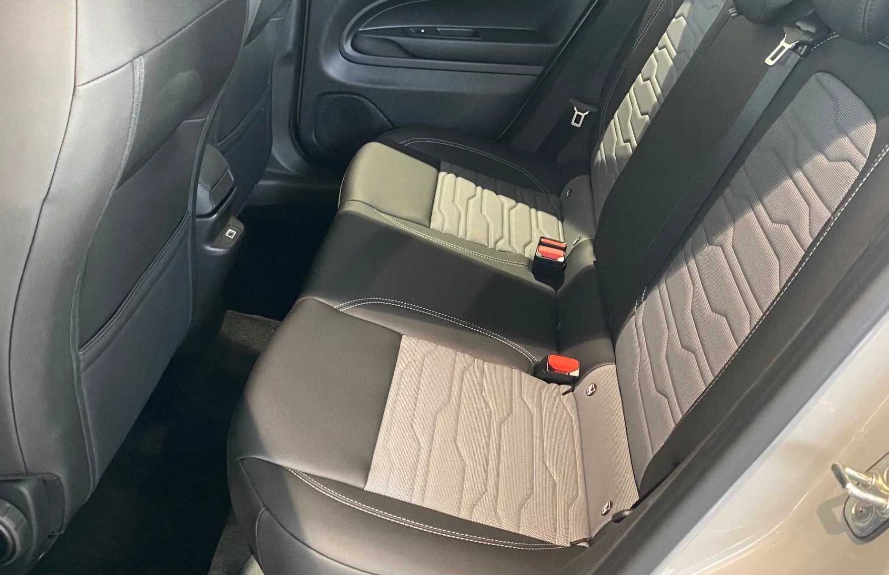 Zunanja slika - Jeep Avenger - 4xe 1.2 MHEV Upland e-DCT6 - 7