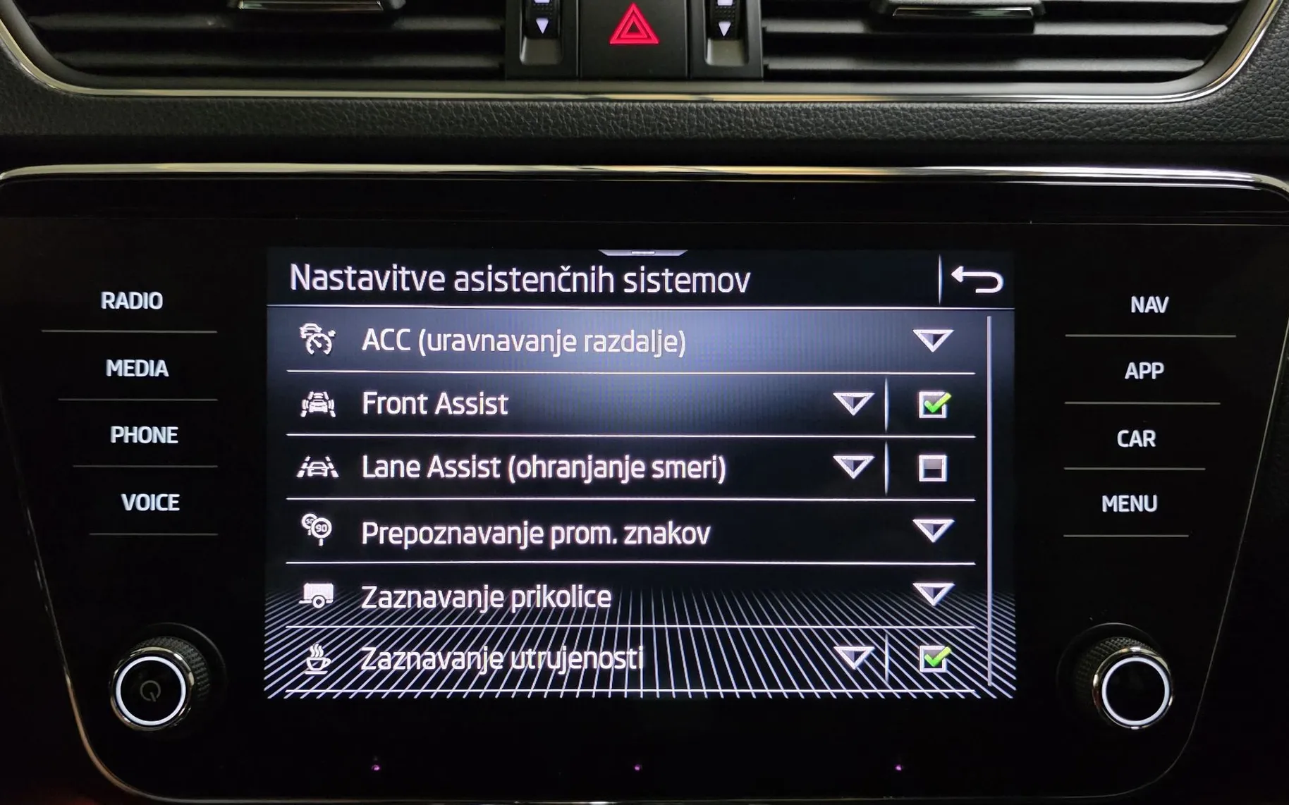 Zunanja slika - Škoda Superb - Combi 2,0 TDI Ambition DSG ACC NAVI LED KAM KLJUKA - 11
