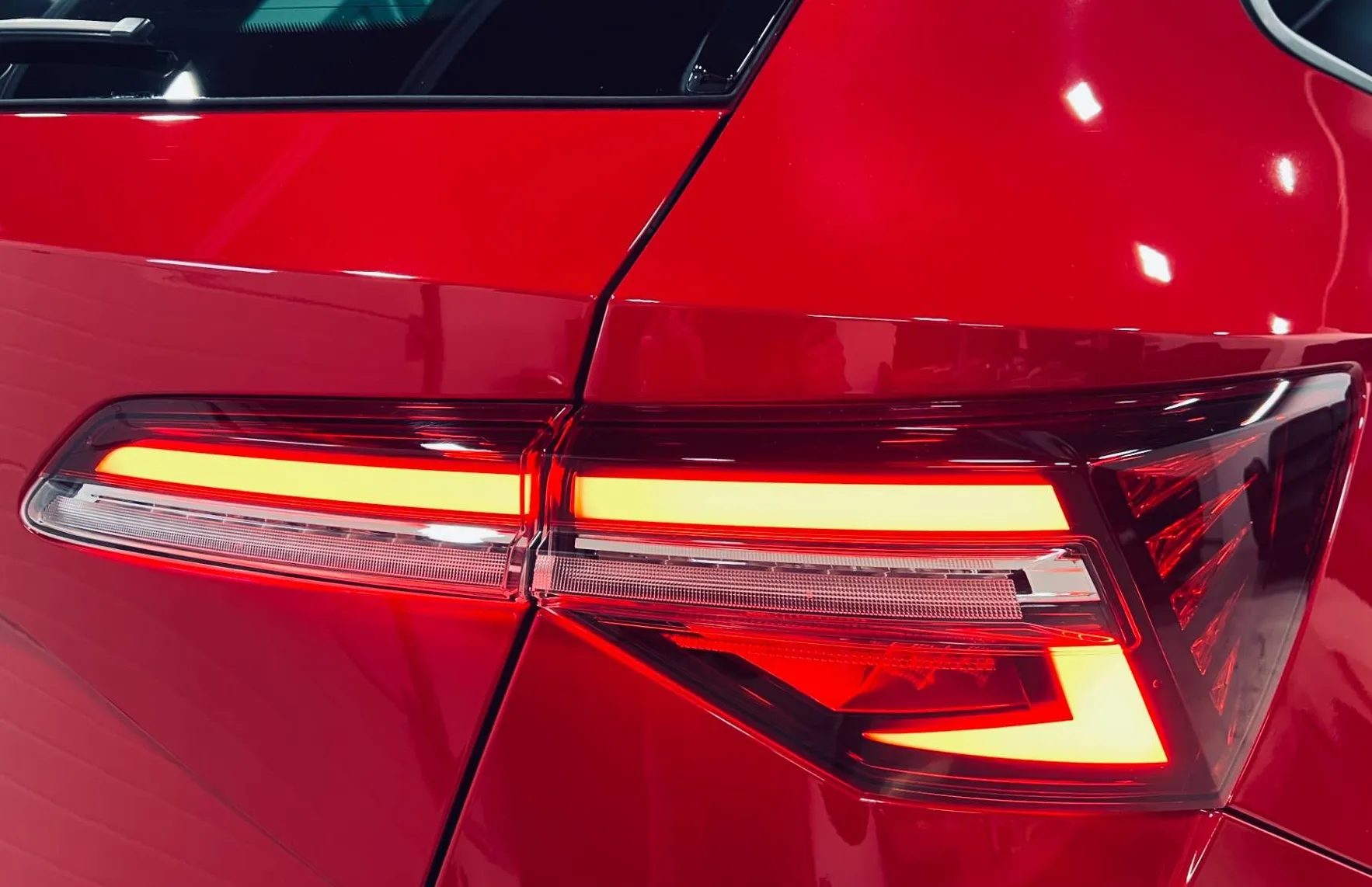 Zunanja slika - Škoda Karoq - TOUR-1.0 TSI 81kW-LED-ALU-KLJUKA-GRETJE VOLANA... - 17