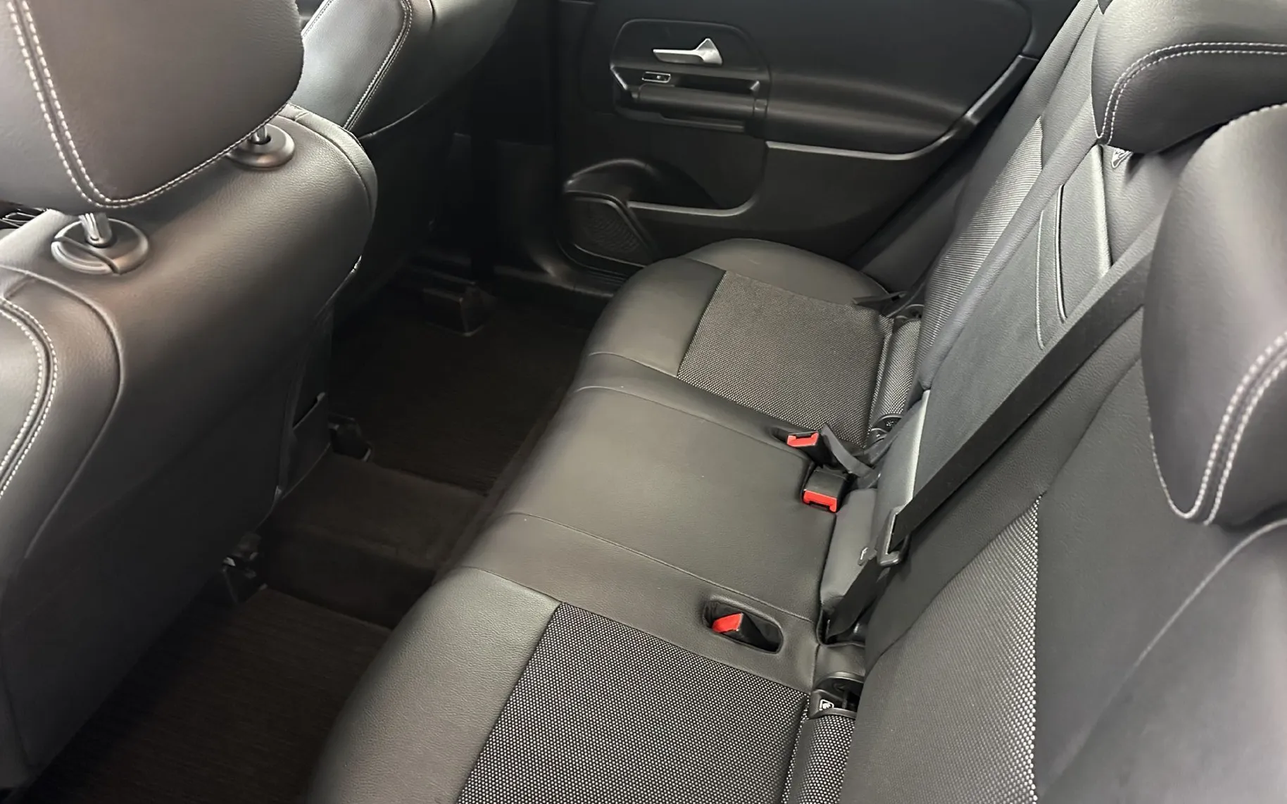 Notranja slika - Mercedes-Benz GLB-Razred - GLB 200 d 4MATIC Avt.NEMŠKI.KAMERA.PANORAMA.NAVI - 10