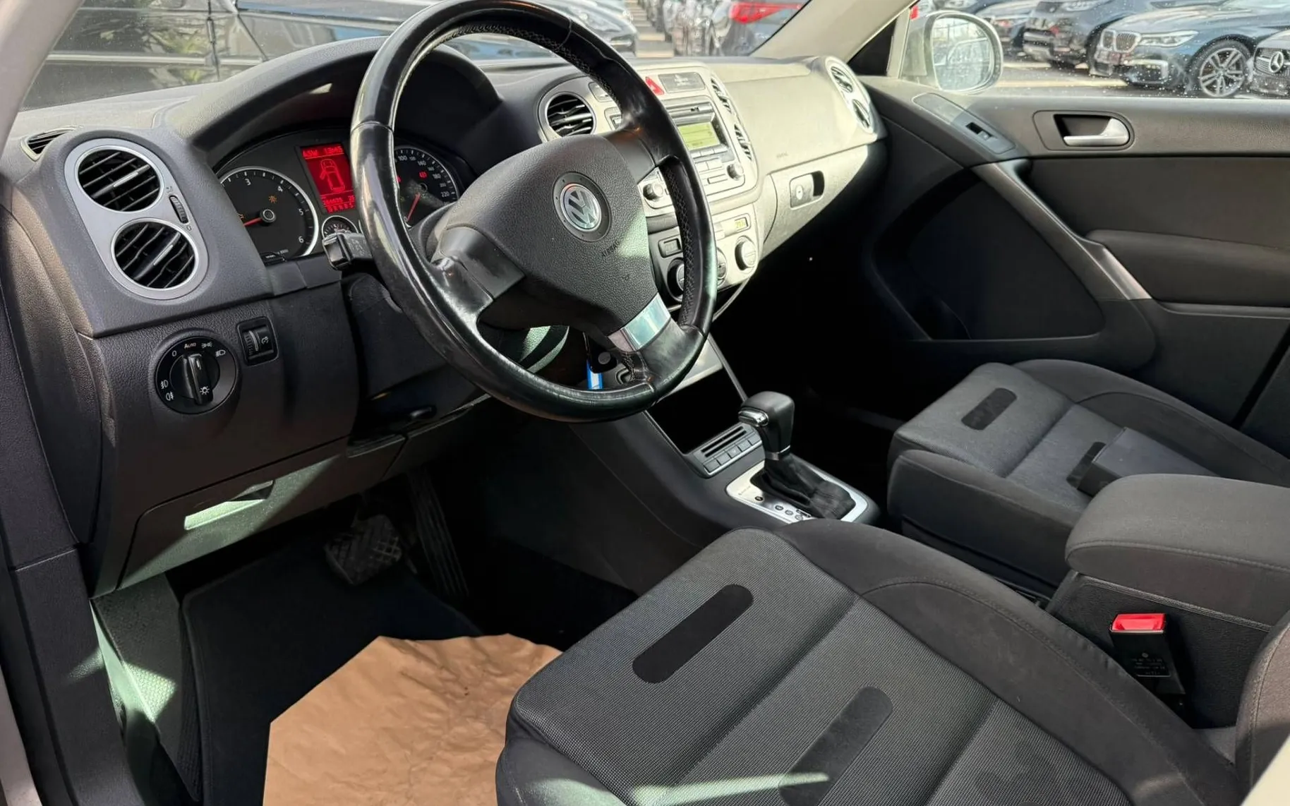 Notranja slika - Volkswagen Tiguan - 2.0 TDI 4MOTION DSG Sport 1.LASTNIK KUP. V SLO - 10