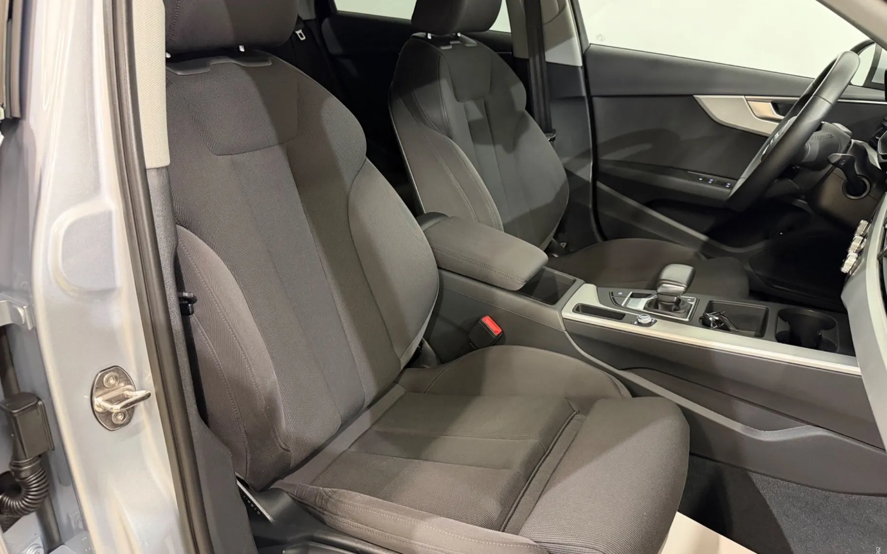Notranja slika - Audi A4 - 2.0 TDI-S LINE-MATRIX-LIMO-ACC-KAMERA-NAVI-F1-AVT. - 11