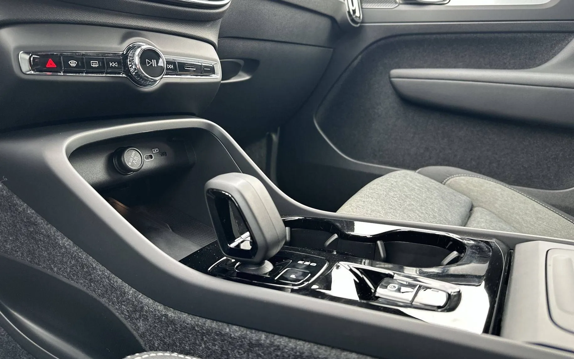 Notranja slika - Volvo XC40 - B3 P Plus Dark Avt. - 20