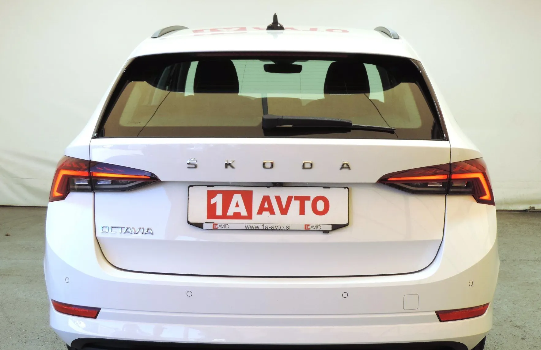 Zunanja slika - Škoda Octavia - Combi 2.0 TDI Ambition AVT. KLIMA-KAMERA-KOT NOVA - 6