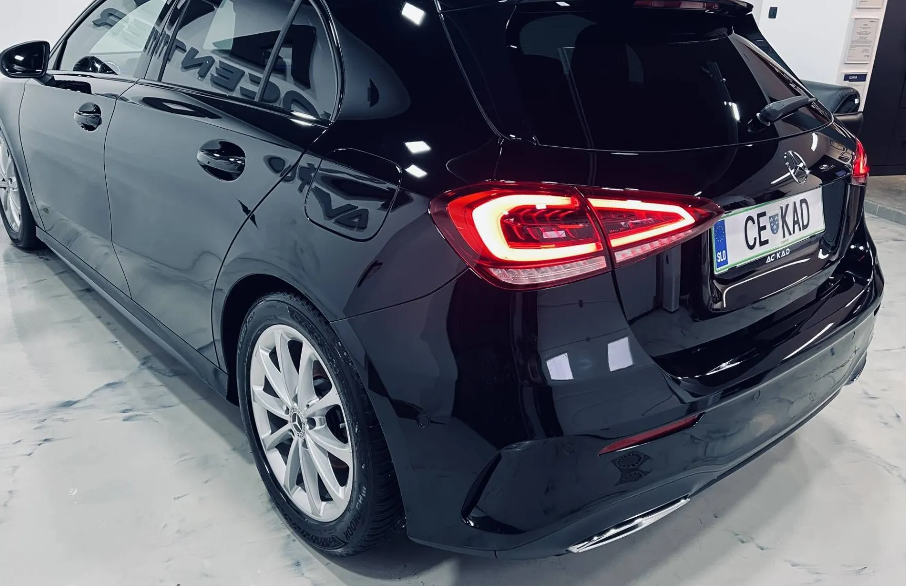Zunanja slika - Mercedes-Benz A-Razred - A 180 AMG NAVI-GRETJE-LED-PDC-ACC... - 4