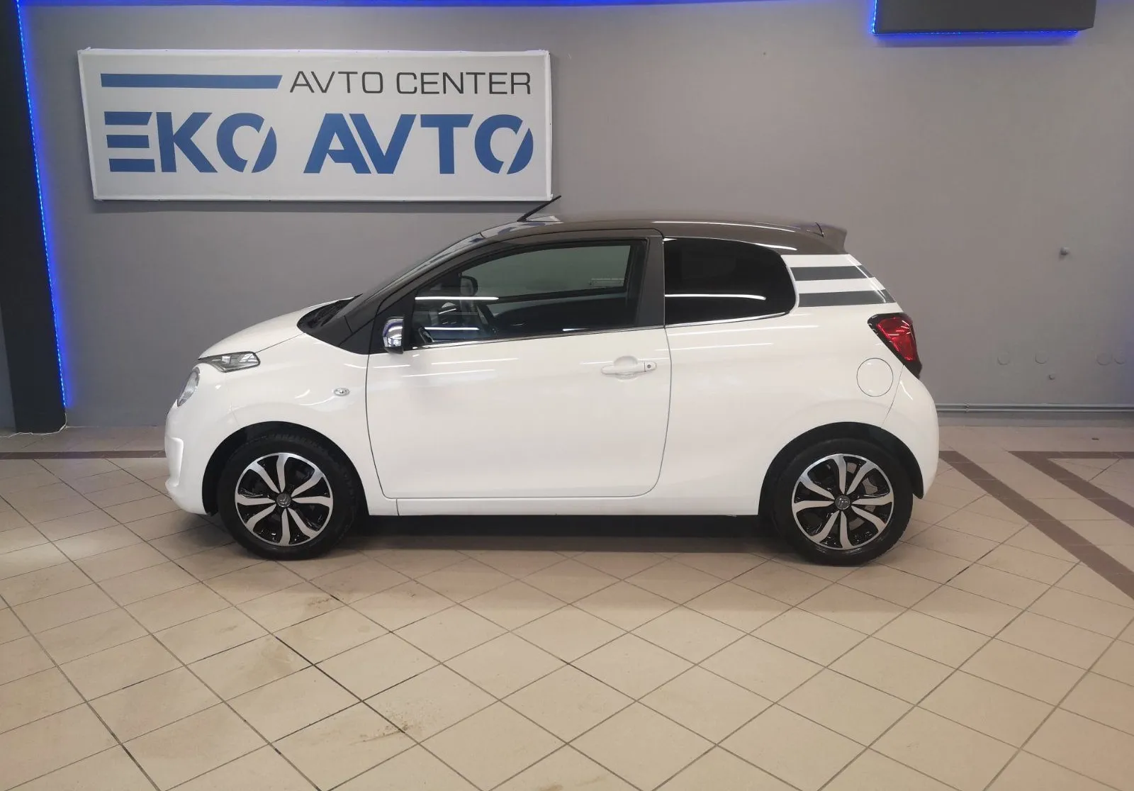 Notranja slika - Citroën C1 - Attraction 1.0i TEMPOMAT-KAMERA-LED LUČI-43000KM.. - 11