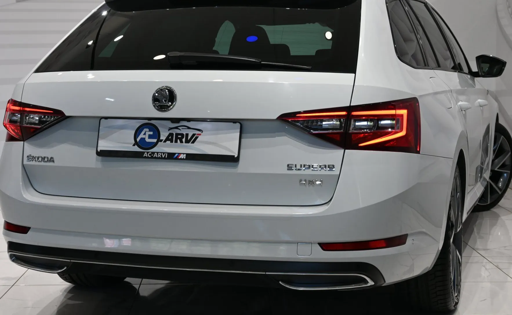 Zunanja slika - Škoda Superb - Combi 4x4 2.0 TDI SportLine DSG-RADAR-DCC-KLJUKA - 4