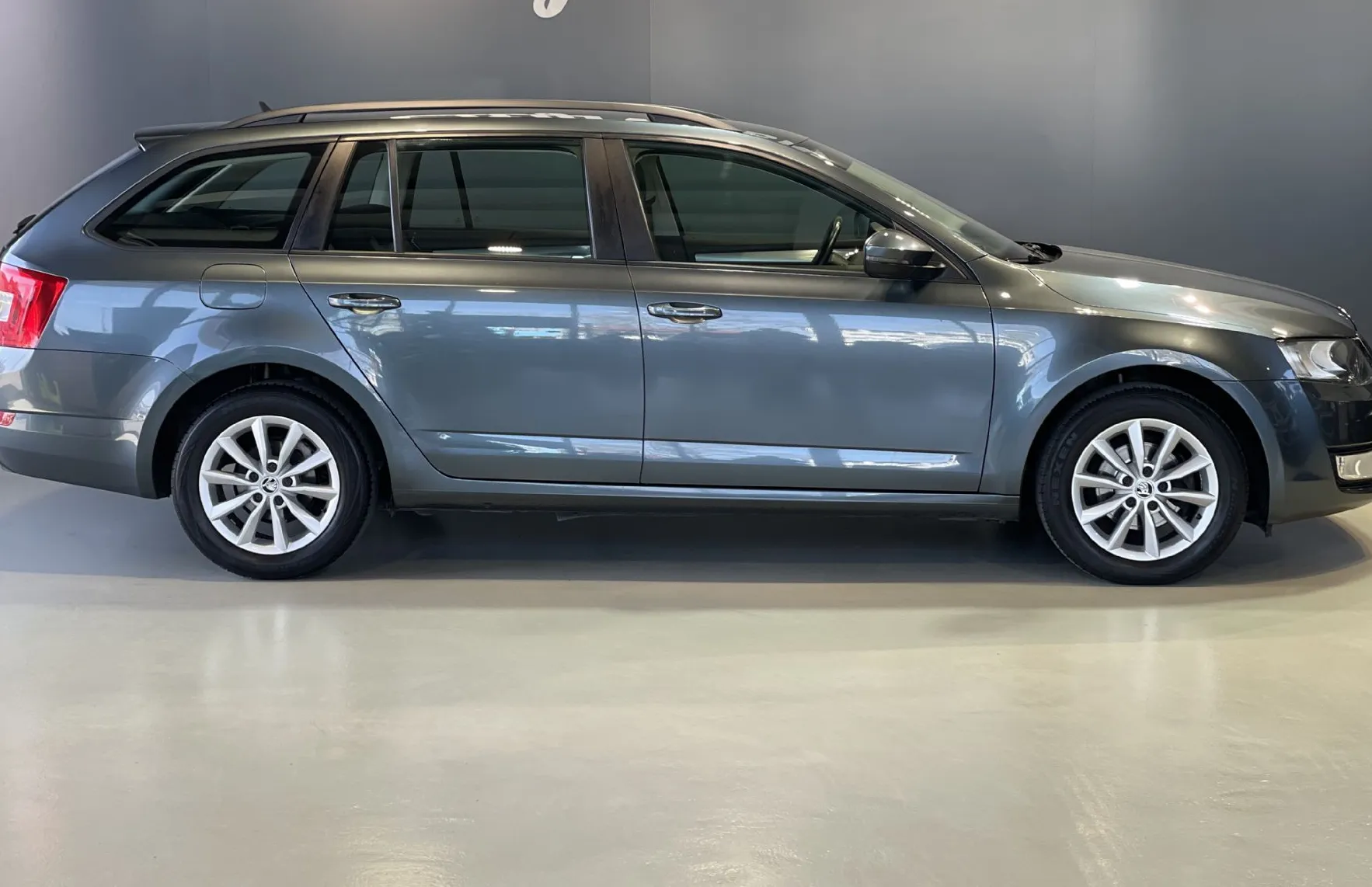 Zunanja slika - Škoda Octavia - VELIK SERVIS-NAVIGACIJA-TEMPOMAT-PDC-ALU-AVT.KLIMA - 4