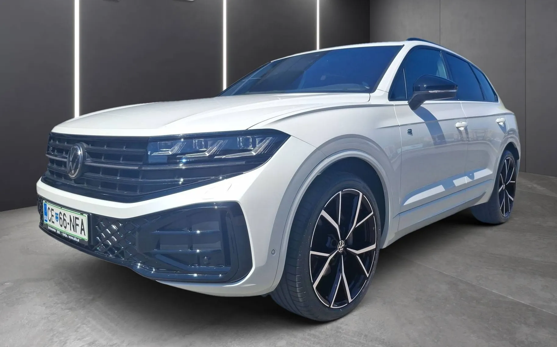 Zunanja slika - Volkswagen Touareg - 4motion V6 TDI BMT R-Line Tiptronic - 1
