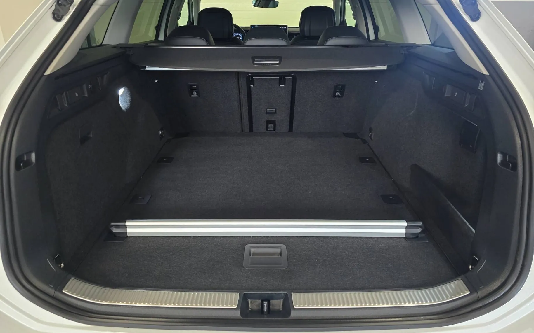 Notranja slika - Volkswagen Passat Variant - 1.5 eTSI Business DSG - Matrix.360kam.DCC Pro.HUD - 14