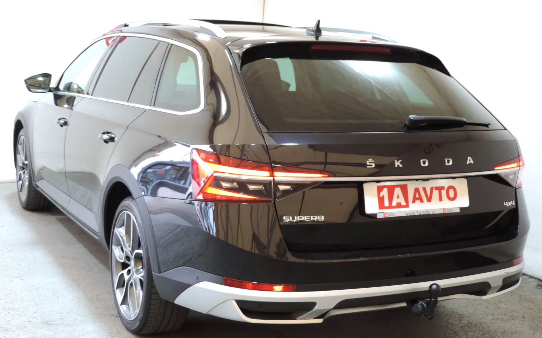 Zunanja slika - Škoda Superb - Combi Scout 4x4 2.0 TDI DSG WEBASTO-KLJUKA-KAMERA - 18