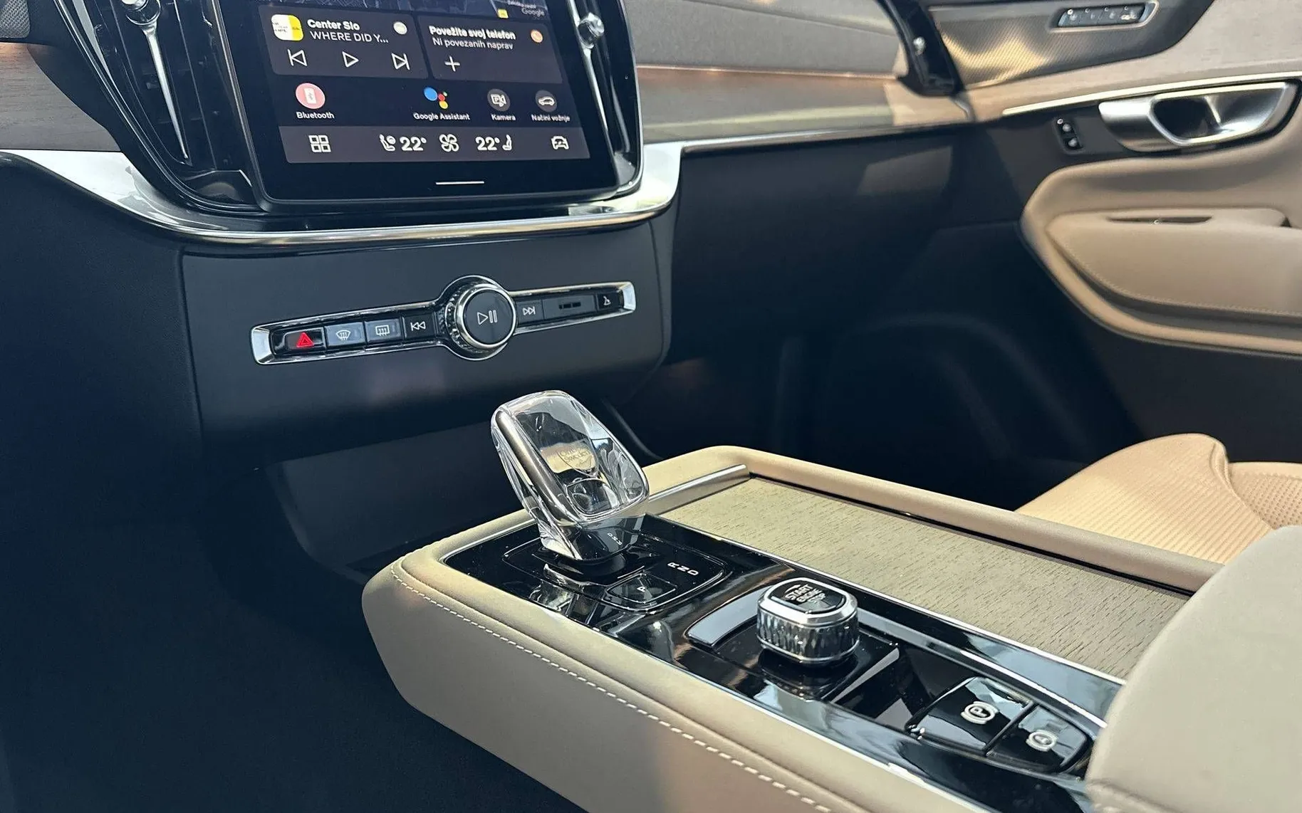 Notranja slika - Volvo XC90 - T8 AWD Ultra Dark 7s 3 leta garancije + 3 servisi. - 19