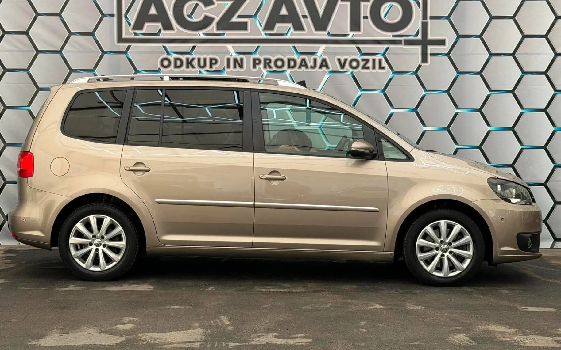 Zunanja slika - Volkswagen Touran - 2.0 TDI•PANORAMA•H LINE•NAVIGACIJA•KAMERA•KLJUKA•. - 5