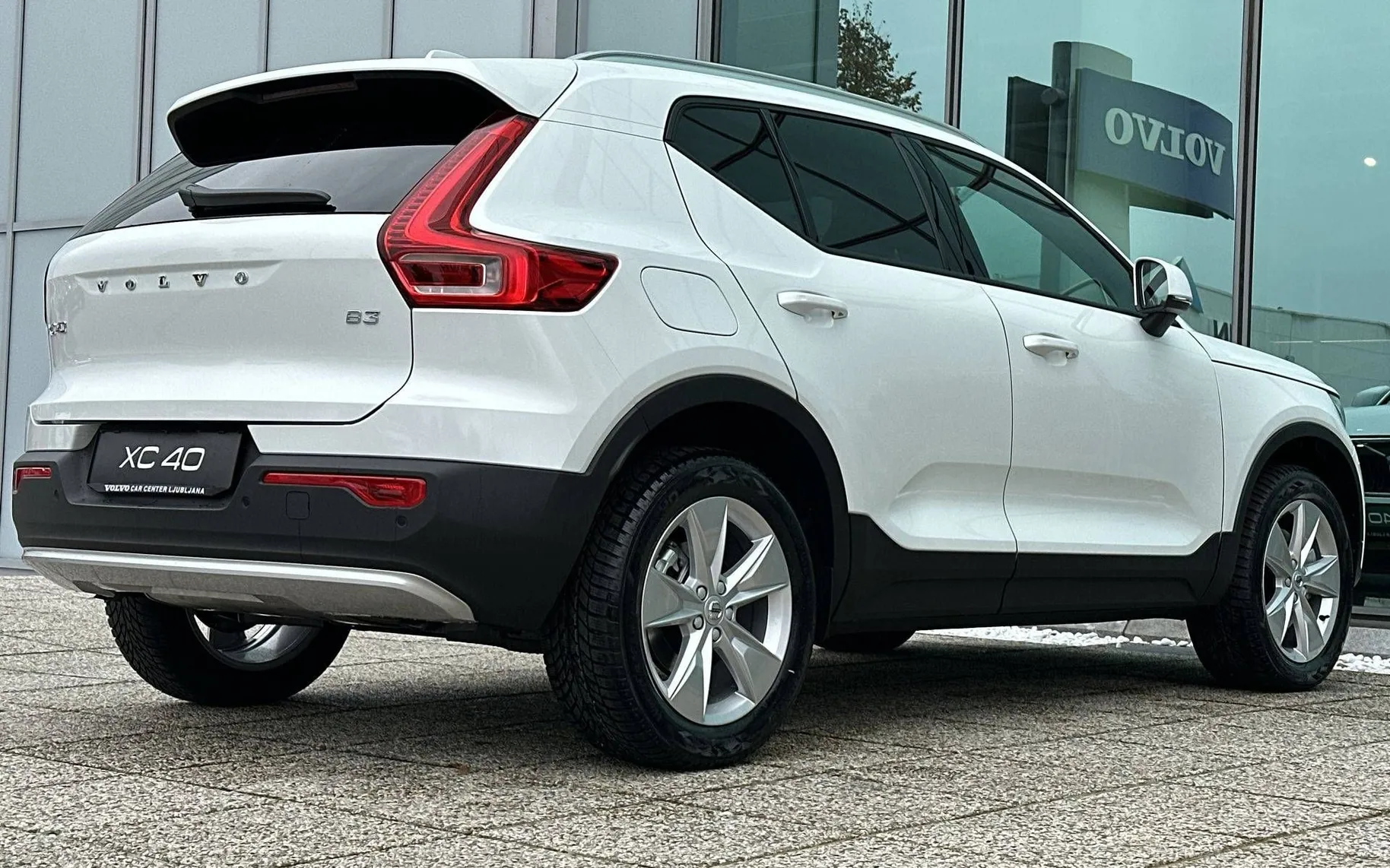 Zunanja slika - Volvo XC40 - B3 P Core AT DCT 3 leta garancije + 3 servisi... - 5