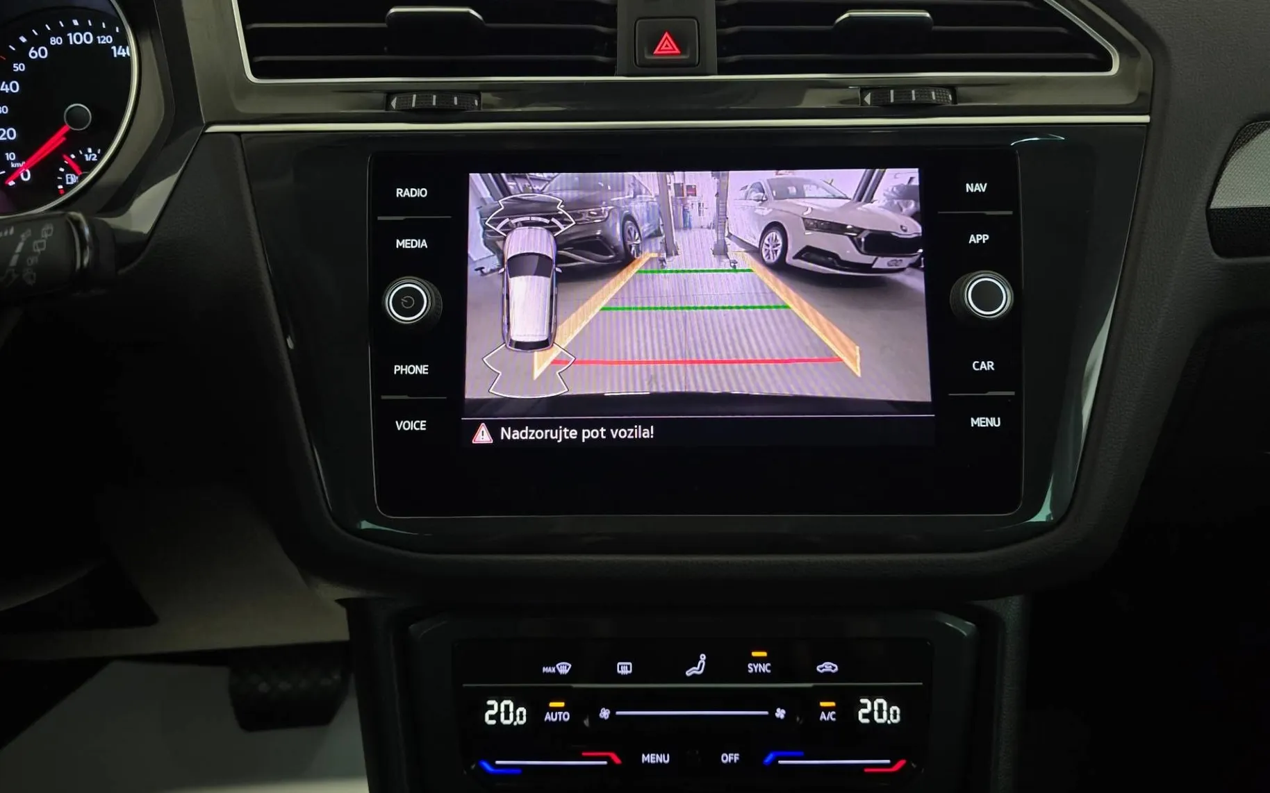 Notranja slika - Volkswagen Tiguan - 2.0 TDI BMT Life DSG - LED.kamera.keyless.ambient - 16