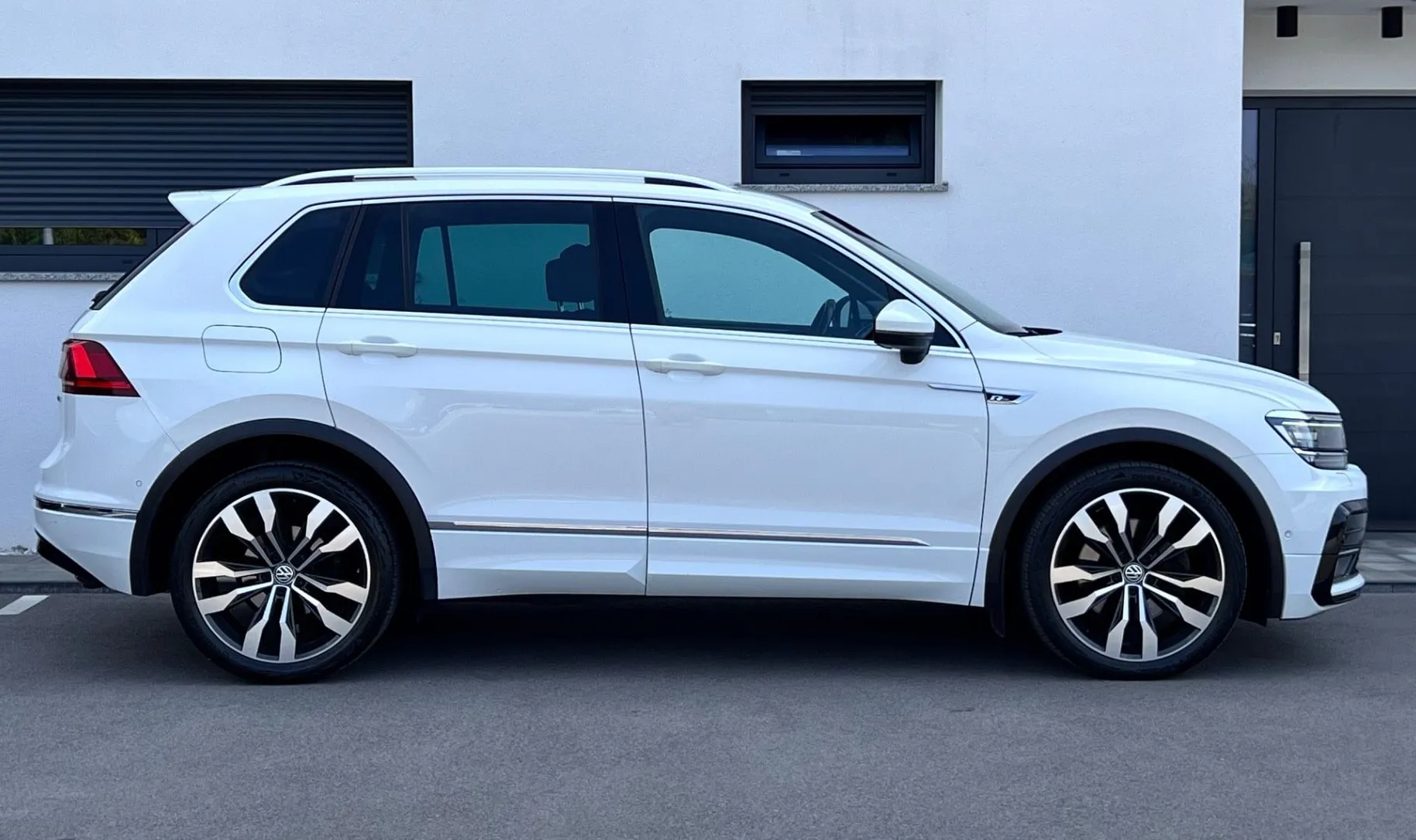 Zunanja slika - Volkswagen Tiguan - 2.0 TDI R-Line+4MOTION+ACC+4MOTION+KLJUKA+KAMERA.. - 5