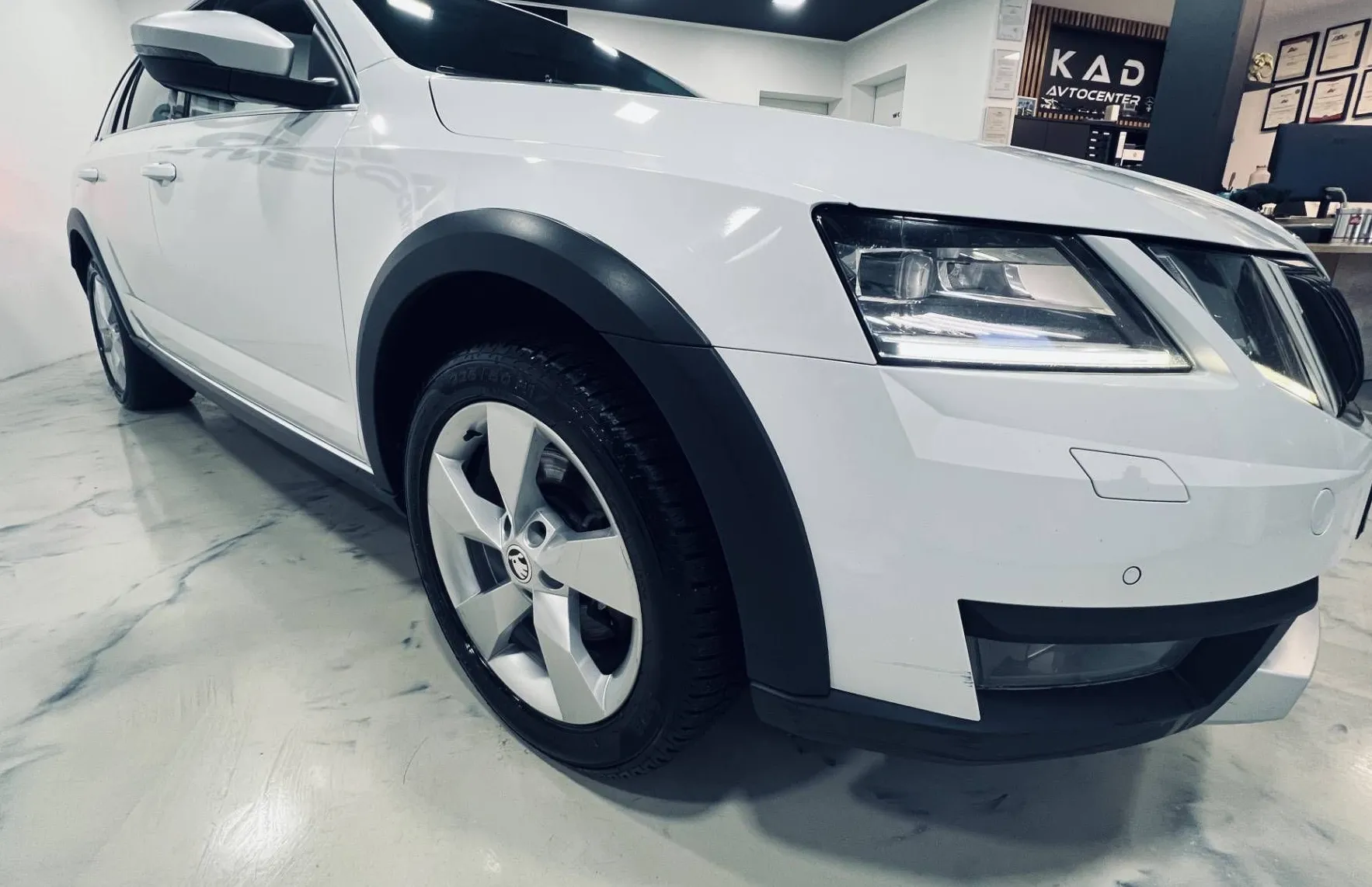Zunanja slika - Škoda Octavia - SCOUT Combi 2.0 TDI 135 kW 4X4 DSG-ACC-VIRTUAL... - 2