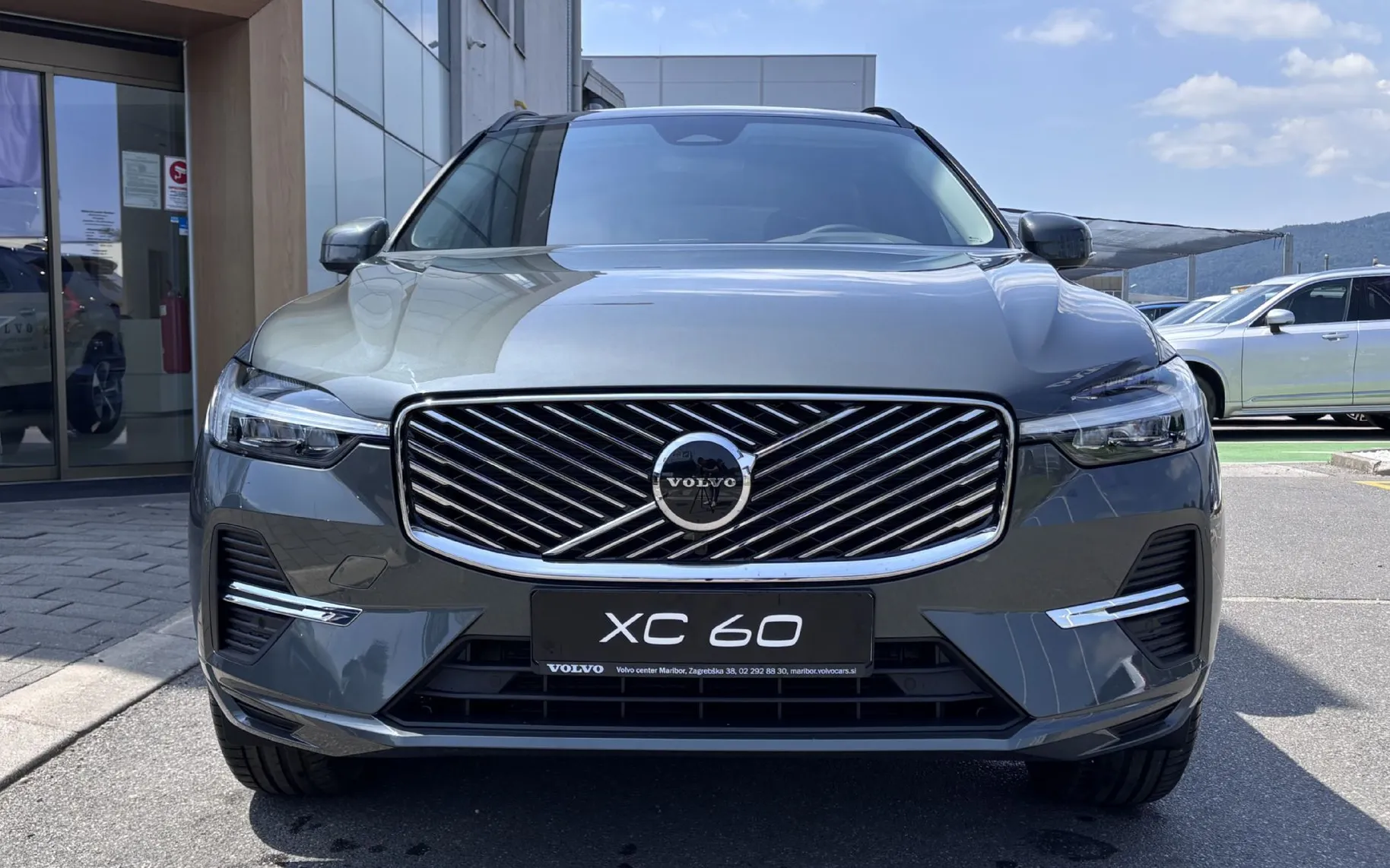 Zunanja slika - Volvo XC60 - B5P  Core AT AWD 3 leta garancije + 3 servisi - 2