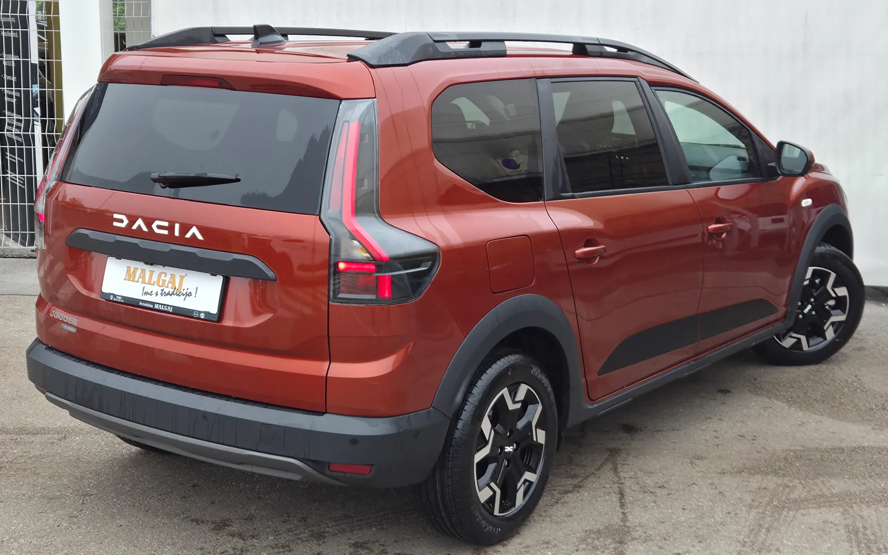 Zunanja slika - Dacia Jogger - Extreme Hybrid 155+7 sedežev+Zimske gume - 7