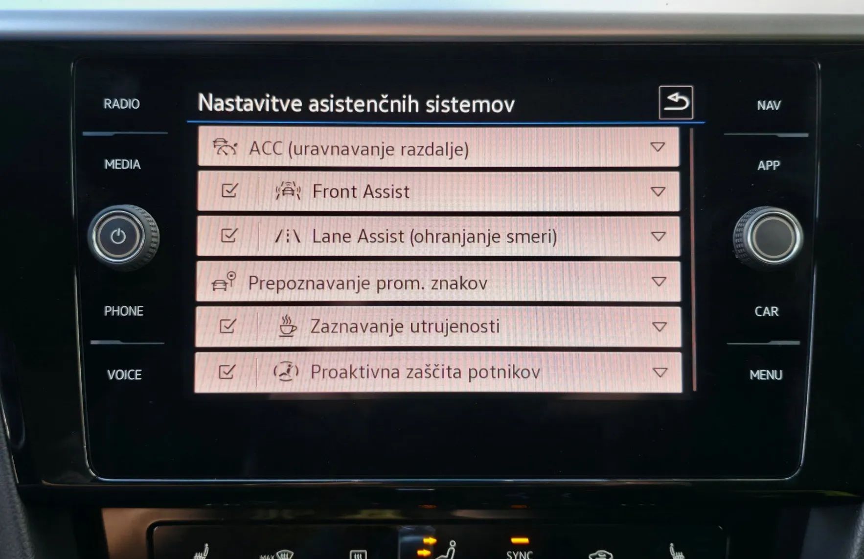Zunanja slika - Volkswagen Arteon - 2.0TDI DSG R-Line IQ.MATRIX•ACC•GRETJE•KEYLESS•18C - 16
